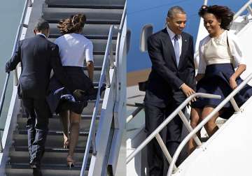 president obama averts wife michelle s skirt from blowing up twice see pics