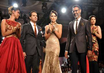 shantanu nikhil s collection overshadows jj valaya s star studded show