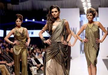 pakistan fashion week 2014 shehla chatoor shows of impressive saree collection see pics