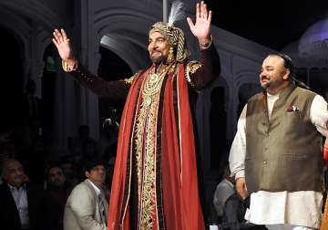 show stopper kabir bedi begs jj valaya to give him away the maharaja attire