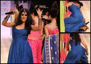 singer sona mohapatra trips on ramp at lfw 2013 view pics