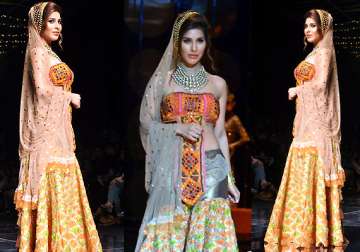 sophie choudry displayed the perfect free spirited bride theme at rina dhaka s show