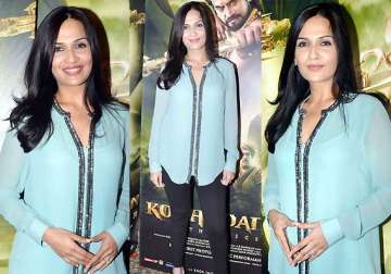 rajinikanth s daughter soundarya looks stunning at kochadaiiyaan promotional event see pics