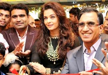 aishwarya rai looks ravishing launches jewellery showrooms in delhi see pics