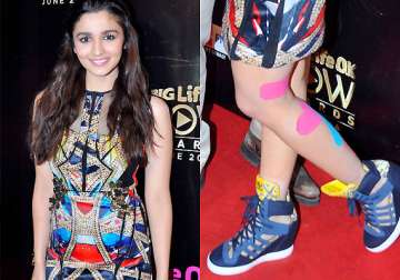 alia bhatt flaunts stylish bandages at big life ok now awards see pics