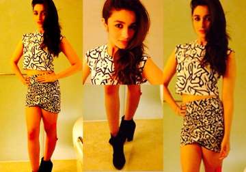 alia bhatt flaunts her toned mid riff at humpty sharma ki dulhania promotions see pics