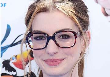 anne hathaway haggles over costly sunglasses