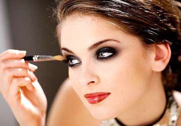 want to have bigger looking eyes try this makeup see pics