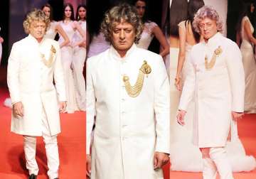 ibfw 2014 designer rohit bal shows off his runway skills for azva