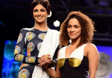 stupefied shilpa shetty grooves with the mood as masaba s showstopper at lfw 2014