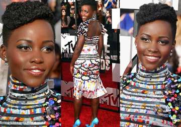 lupita nyong o stuns all in chic disco ball retro look at mtv movie awards 2014 see pics