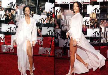 rihanna fires up her oomph in white lingerie inspired corset at mtv movie awards view pics