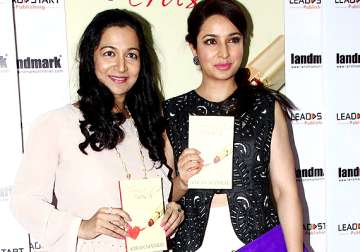 tisca chopra loooks graceful unveils manral s romantic comedy book