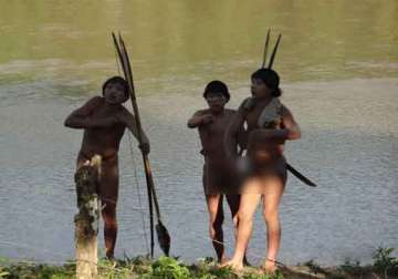 amazon tribe s first contact with world caught on camera