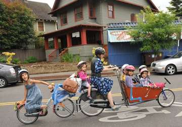 american supermom carries her 6 children on a cargo bike