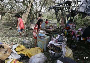 at least 350 die 400 missing as typhoon lashes the philippines