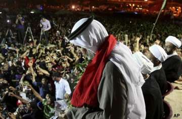 bahrain unleashes forces on protesters camp