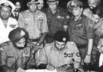 bangladesh posthumously honours lt gen j s aurora jyoti basu for their roles in 1971 war