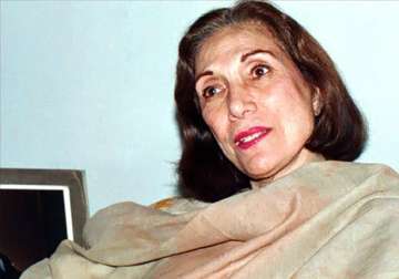 benazir bhutto s mother nusrat bhutto dies
