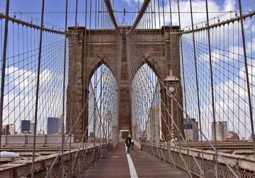 bomb scare shuts down brooklyn bridge in new york