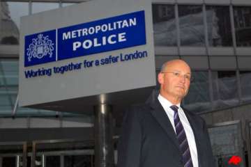 british police chief quits amid phone hacking scandal