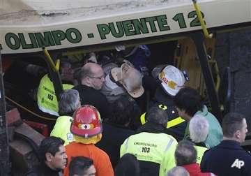 bus train crash kills 7 injures 162 in argentina