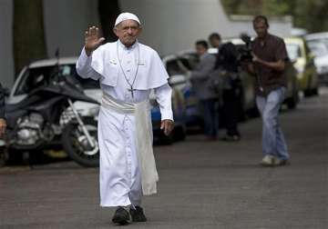 chaos among pilgrims as rio metro breaks down amid pope visit