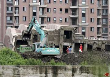 chinese boy survives after ac breaks his fourth storey fall