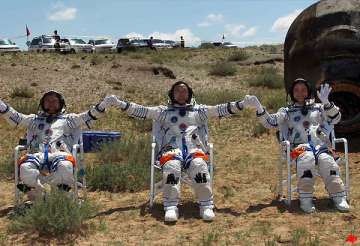 chinese astronauts parachute land after mission