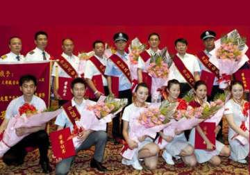 chinese flight crew rewarded for foiling hijackers