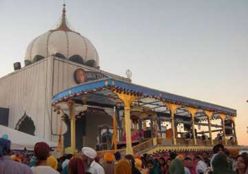 clashes between sikhs outside california gurdwara 2 stabbed