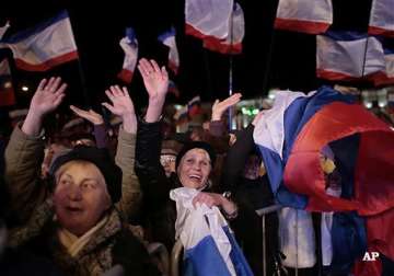 crimea votes yes to reunification with russia in referendum