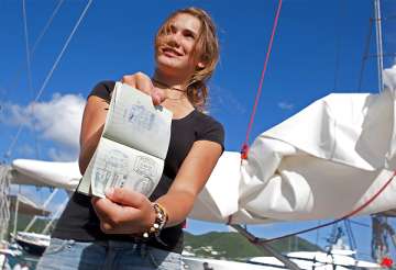 dutch schoolgirl becomes world s youngest sailor to circumnavigate globe