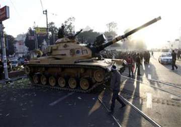 egypt army deploys tanks near presidential palace 5 killed
