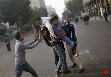 egyptian protesters clash with police one dead
