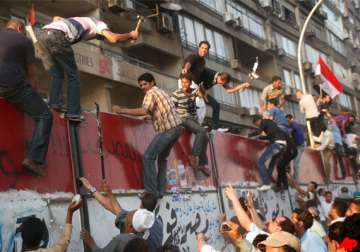 egyptians break into israeli embassy in cairo