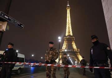 eiffel tower evacuated over bomb scare