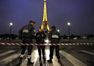 eiffel tower evacuated after threat call