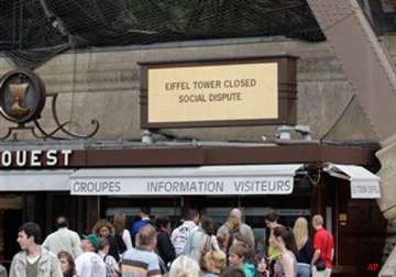 eiffel tower workers on strike monument closed