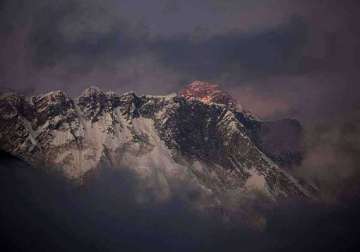 everest avalanche sherpas demand rs 1 mn for victims