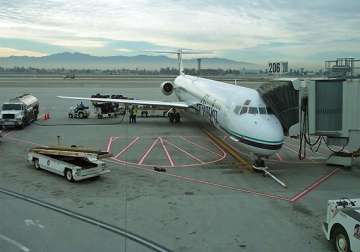 explosion at los angeles international airport delays flights