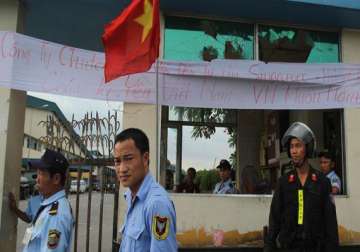 first chinese evacuation ship leaves vietnam