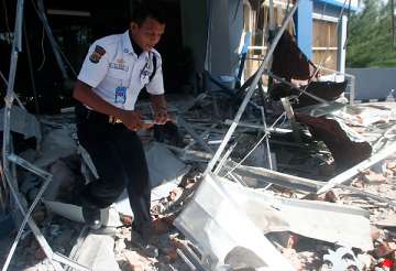 five died in massive indonesian quake say officials
