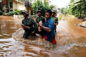 flood landslide kill 10 in indonesia 20 missing