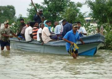 floods displace over 100 000 in sri lanka