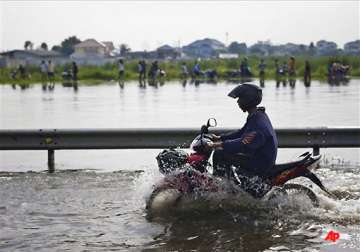 floodwaters begin seeping into bangkok suburbs