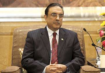 four armed men detained outside president zardari s house in karachi