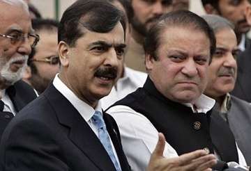 gilani asks nawaz not to strengthen hands of dictators