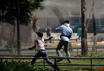 gunfire tear gas at venezuelan prison