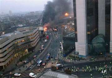 2 dead after helicopter crashes in london